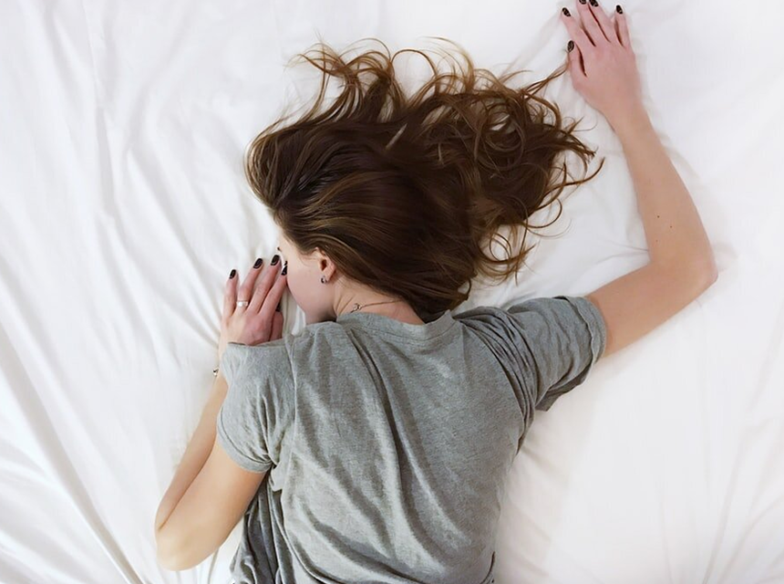 Dormir boca abajo: los pros y las contras de la postura
