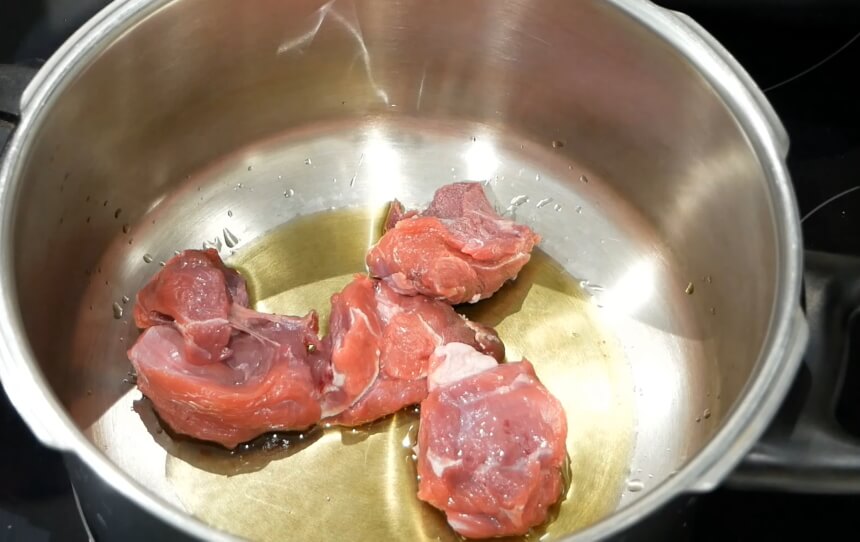 Carne guisada en olla express (receta rápida y fácil) - PequeRecetas