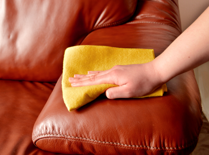 Cómo limpiar un sofá de piel: mejores trucos caseros
